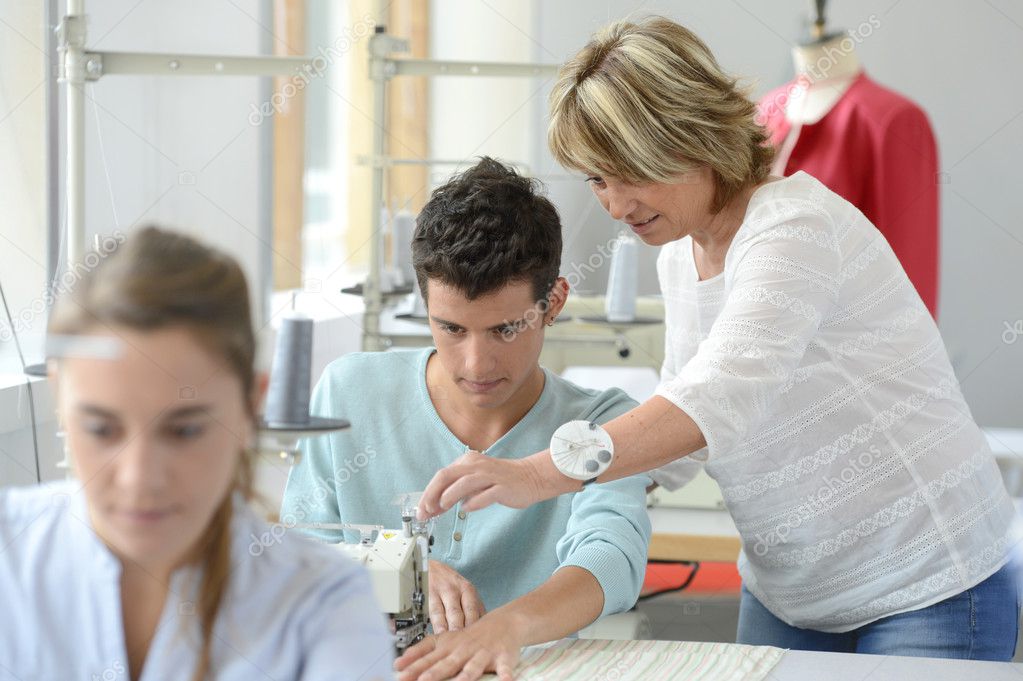 Varrótanfolyam résztvevőkkel és varrógépekkel