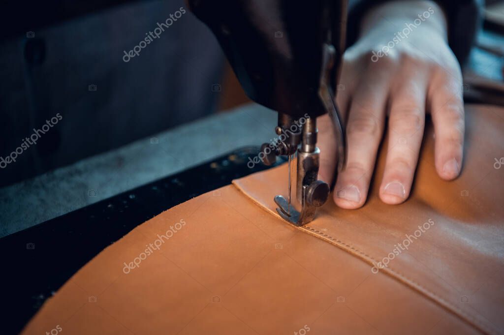 Ipari varrógép szervizelése szerelő által